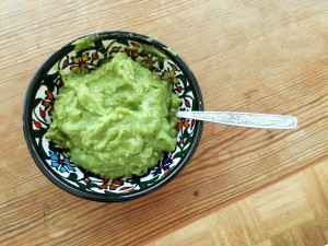 Avocado-Creme mit Zitrone, Salz und Pfeffer.