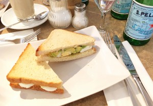 Avocado-Toast (Alternative zum Brot) mit gekochtem Ei